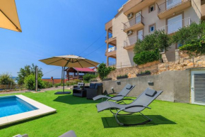 Malerisches Apartment nur 350 Meter zum Strand mit Panoramameerblick, Pool, Aussendusche